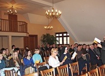  Uczestnicy kongresu  z zapałem ćwiczyli śpiew chorału gregoriańskiego