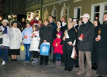  Uczestnicy procesji nieśli relikwiarze, a ks. Tomasz Jałowy zachęcał: – Idźmy z radością, by wskazywać na świętych, którzy są z nami