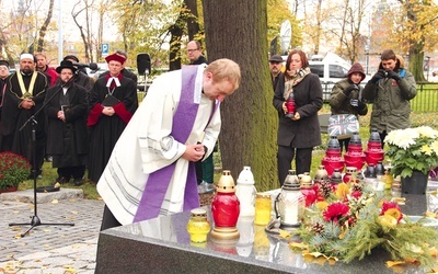 Ks. Bartłomiej Stark, proboszcz parafii pw. Chrystusa Króla w Gdańsku, zapalił symboliczny znicz na płycie pomnika Cmentarza Nieistniejących Cmentarzy