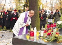 Ks. Bartłomiej Stark, proboszcz parafii pw. Chrystusa Króla w Gdańsku, zapalił symboliczny znicz na płycie pomnika Cmentarza Nieistniejących Cmentarzy