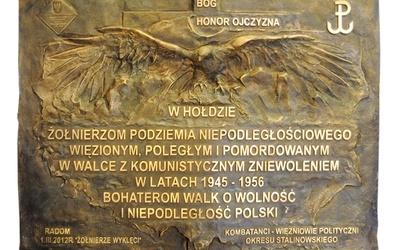  W górnym kościele wmurowano cały szereg tablic pamiątkowych, jak ta, dedykowana żołnierzom podziemia niepodległościowego  z lat 1945–1956