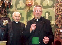 Brat Marian opowiadał o swoich spotkaniach z Janem Pawłem II. Obok proboszcz parafii w Siennie ks. kan. Ryszard Batorski
