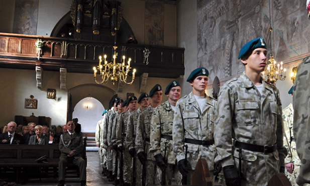 Podczas Mszy św. w dniu ślubowania kadetów 