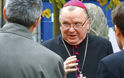  Odchodzący na emeryturę metropolita  abp Marian Gołębiewski znany był z popierania młodych naukowców oraz troski o renowację wrocławskiego Ostrowa Tumskiego