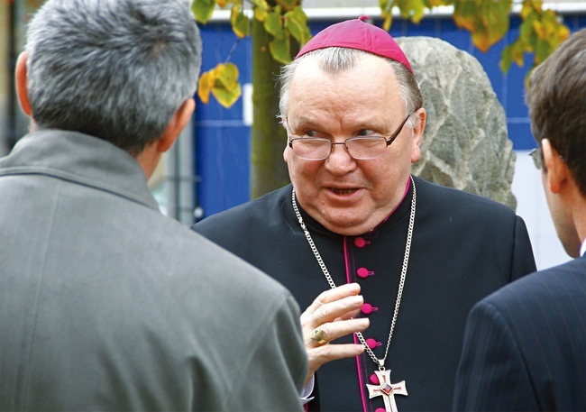  Odchodzący na emeryturę metropolita  abp Marian Gołębiewski znany był z popierania młodych naukowców oraz troski o renowację wrocławskiego Ostrowa Tumskiego