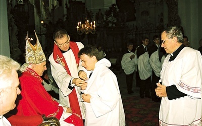 Razem z alumnem przyjmującym tunikę do głównego celebransa podchodzi proboszcz jego rodzinnej parafii. W 2000 r. uroczystościom przewodniczył kard. Joseph Ratzinger
