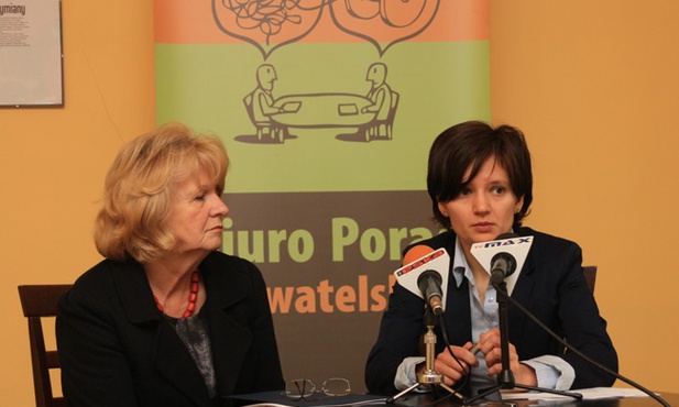 Anna Magryta-Urban, prezes stowarzyszenia „Aperto”, i Sabina Lutomska, dziekan Okręgowej Izby Radców Prawnych, zapewniły, że pomoc w Biurze Porad Obywatelskich znajdzie każdy, kto się do niego zgłosi