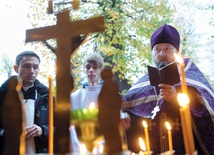 Wielu katolików zapaliło świeczki także przed wizerunkiem Ukrzyżowanego w panichidniku