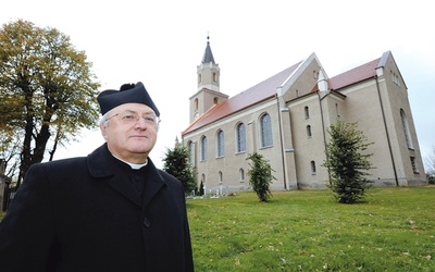 Ks. Wiesław Haczkiewicz  nie ma wątpliwości,  że bez pomocy Boga i ludzi nie byłoby nowego dachu