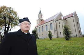 Ks. Wiesław Haczkiewicz  nie ma wątpliwości,  że bez pomocy Boga i ludzi nie byłoby nowego dachu