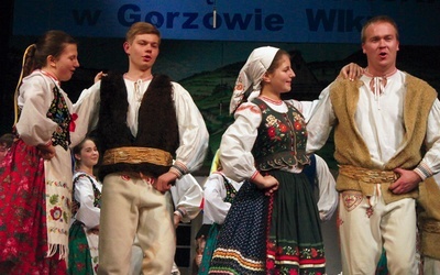 Grupa „Kyczera” z Legnicy przedstawiła ludowe zwyczaje Łemków, łemkowskie tańce i śpiew