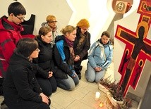 Adoracja krzyża i charakterystyczne śpiewy to cechy modlitwy podczas Europejskich Spotkań Młodych. Na zdjęciu spotkanie w duchu Taizé w DA „U Zbawiciela” w Zielonej Górze 