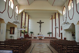 Nowoczesne i przestronne wnętrze kościoła 