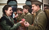  Łowiczanka daje jabłko żołnierzowi 10. Pułku Piechoty stacjonującemu w Łowiczu 