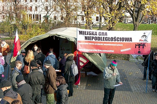 Baner reklamowy wzbudzał zainteresowanie każdego przechodnia