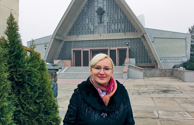  Basia po studiach pracowała w Londynie, ale wróciła do Polski,  by tu szukać pracy. Jednak część jej rodziny jest nadal za granicą