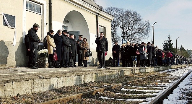  Na zakończenie marszu milczenia, na głównej ścianie dworca odsłonięto tablicę upamiętniającą gehennę tysięcy Żydów