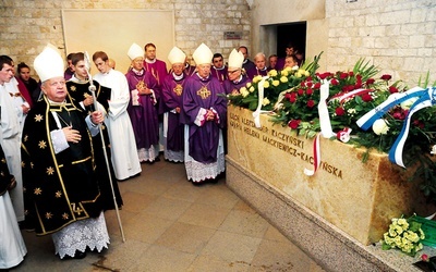  Wawel, 2 listopada. Kard. Stanisław Dziwisz przy sarkofagu Marii i Lecha Kaczyńskich