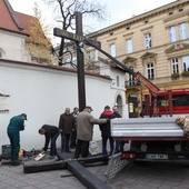 Wymieniono krzyż pod Wawelem