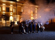 Grupa Rekonstrukcji Historycznych 12. Pułku Piechoty Księstwa Warszawskiego przed kutnowskim muzeum