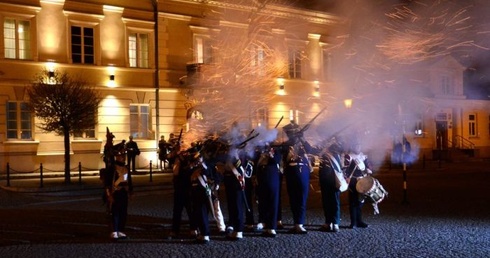 Grupa Rekonstrukcji Historycznych 12. Pułku Piechoty Księstwa Warszawskiego przed kutnowskim muzeum