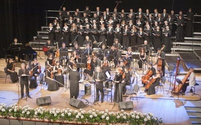 130 muzyków, chóry i orkiestra kameralna