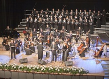 130 muzyków, chóry i orkiestra kameralna