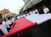 Pobiegli z flagą 