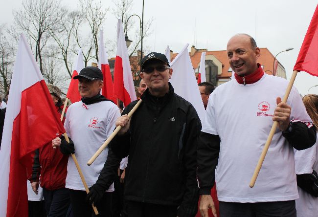 Pobiegli z flagą 