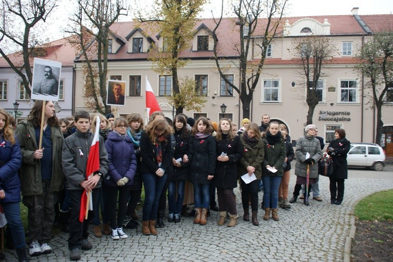 Pijarska młodziez podczas Marszu Niepodległościowego odczytała odezwę