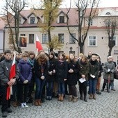 Pijarska młodziez podczas Marszu Niepodległościowego odczytała odezwę