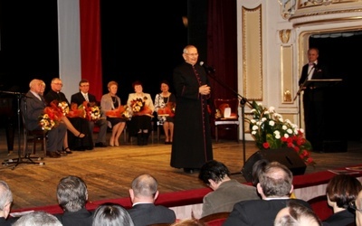 Ks. prał. Stanisław Jasek wraz z nominowanymi do Nagrody im. ks. Londzina