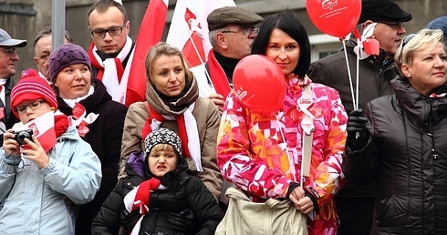 Parada Niepodległości w Gdańsku jest atrakcyjna dla starszych i młodszych. 