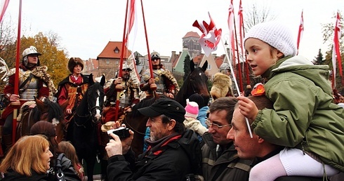 W zamyśle organizatorów gdańska Parada Niepodległości ma łączyć, a nie dzielić. Tegoroczne wydarzenie odbyło się w miłej atmosferze.  