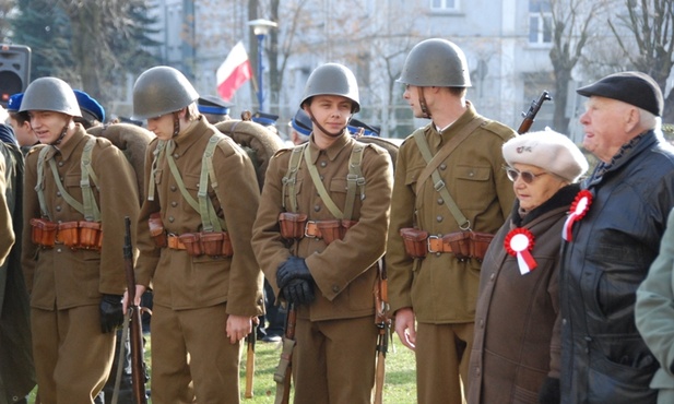 W uroczystości uczestniczyły także grupy rekonstrukcyjne