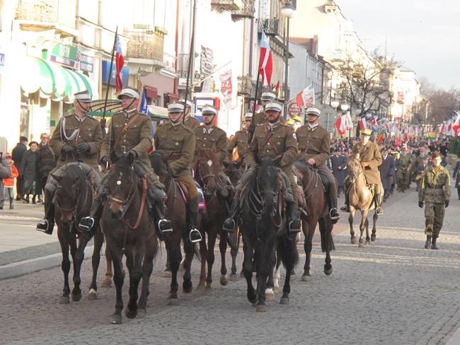 Marsz z radomskiej katedry pod pomnik Czynu Legionów porowadzili kawalerzyści 