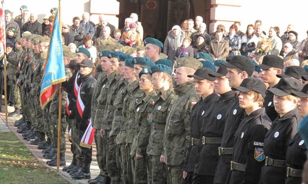 W Białobrzegach podczas uroczystości z okazji Narodowego Dnia Niepodległosci miało miejsce ślubowanie młodzieży z klas mundurowych