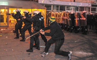 Kto rzucał w policję?