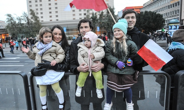 Rodziny na Marszu Niepodległości.