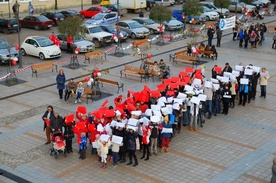 „Żywą” flagę narodową ułożyli uczniowie podstawówki i gimnazjum Społecznego Towarzystwa Oświatowego w Ciechanowie