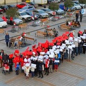 „Żywą” flagę narodową ułożyli uczniowie podstawówki i gimnazjum Społecznego Towarzystwa Oświatowego w Ciechanowie