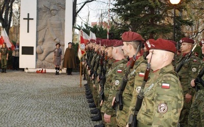 Uroczystość zakończyła się Apelem Pamięci na bielskim cmentarzu wojskowym