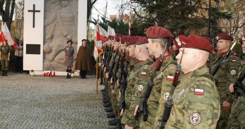 Uroczystość zakończyła się Apelem Pamięci na bielskim cmentarzu wojskowym