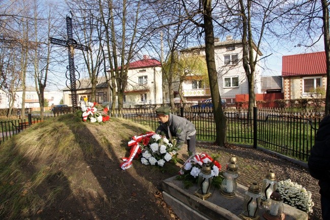 Na Kopcu Legionisty delegacje składały wiązanki kwiatów i zapalały znicze