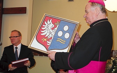 Biskup diecezjalny otrzymał też pamiątkowy herb miasta