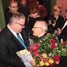 Laureat ks. prał. Stanisław Jasek odbiera gratulacje