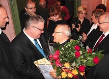 Laureat ks. prał. Stanisław Jasek odbiera gratulacje