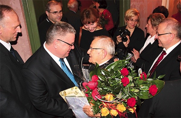 Laureat ks. prał. Stanisław Jasek odbiera gratulacje