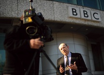 Mark Thompson – były dyrektor generalny BBC. 17 września 2012 r. zastąpił go George Entwistle, który 10 listopada podał się do dymisji, kiedy okazało się, że oskarżenie polityka o pedofilię w wyemitowanym przez BBC filmie było kłamstwem 