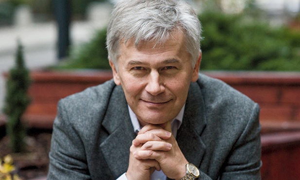 Prof. Zbigniew Stawrowski  jest filozofem polityki, dyrektorem krakowskiego Instytutu Myśli Józefa Tischnera, pracuje w Instytucie Politologii UKSW i Instytucie Studiów Politycznych PAN.